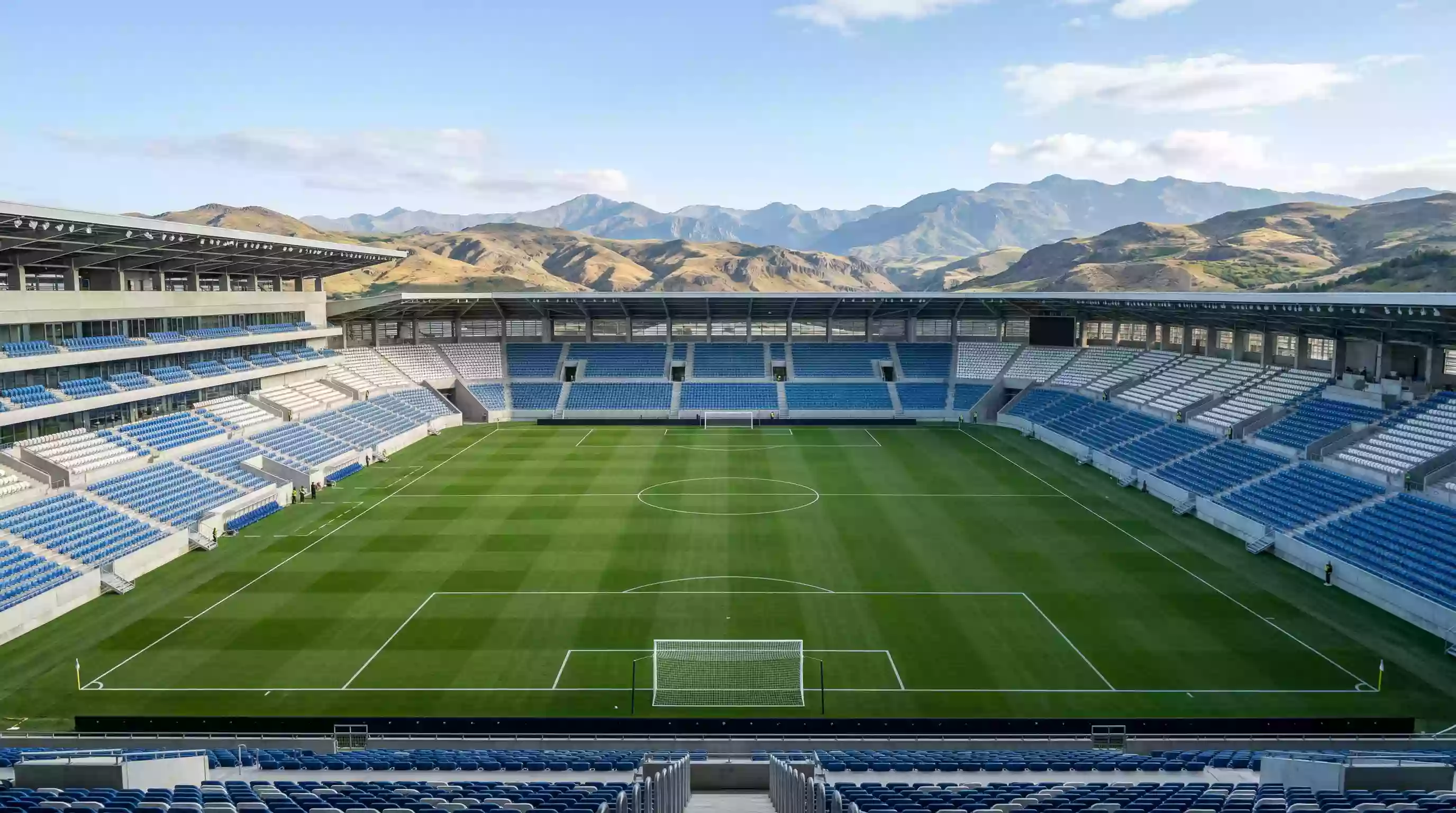 Estadio Gewiss Stadium de Bergamo con el campo de futbol verde rodeado de las montanas italianas al fondo