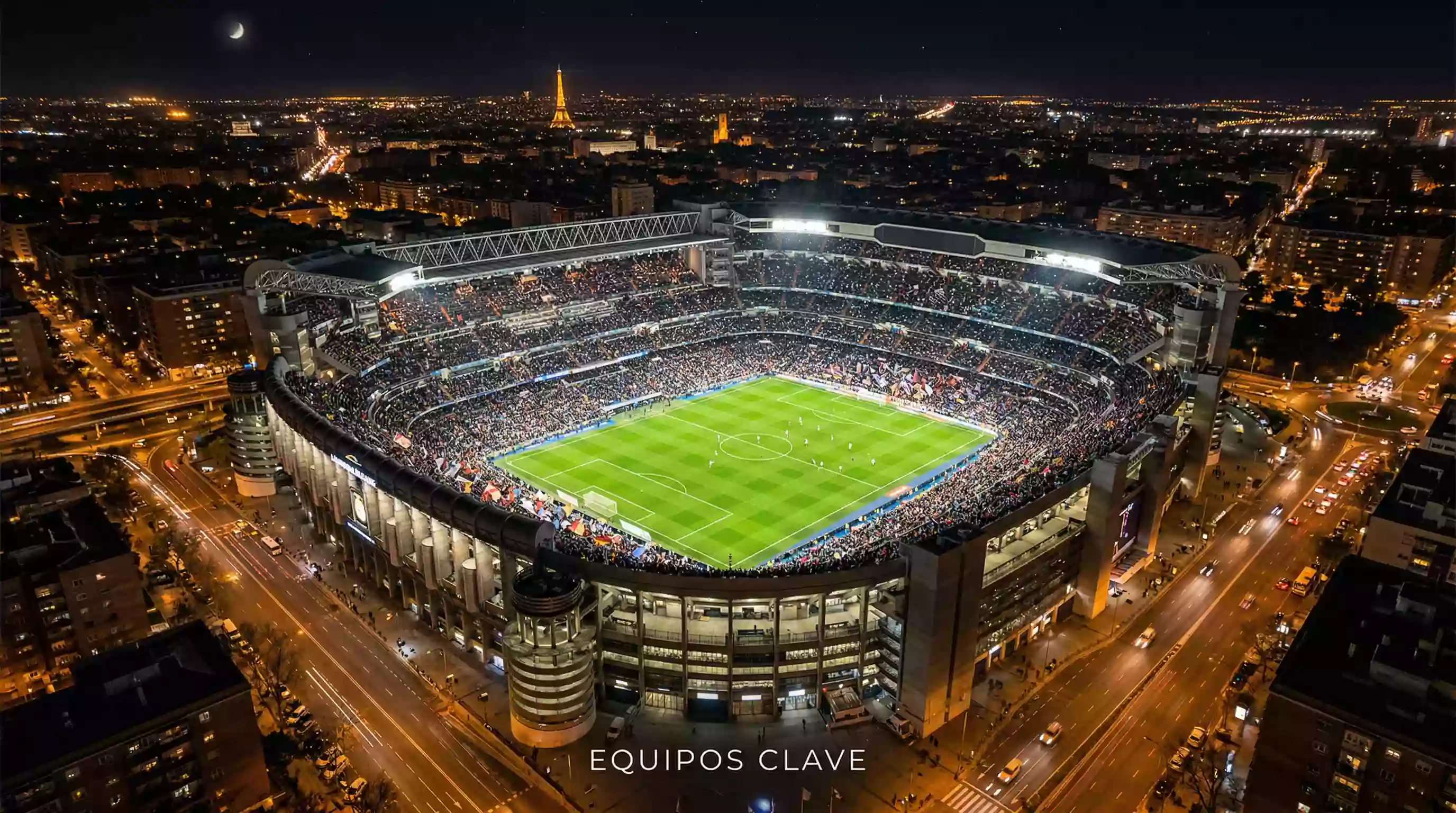 Vista aérea del estadio San Siro de Milán iluminado durante un partido nocturno de Serie A